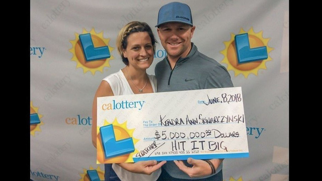 Vợ chồng ông Craig Skwarczynski nhận giải độc đắc trị giá gần 114 tỷ đồng. (Nguồn: Courtesy of California Lottery)