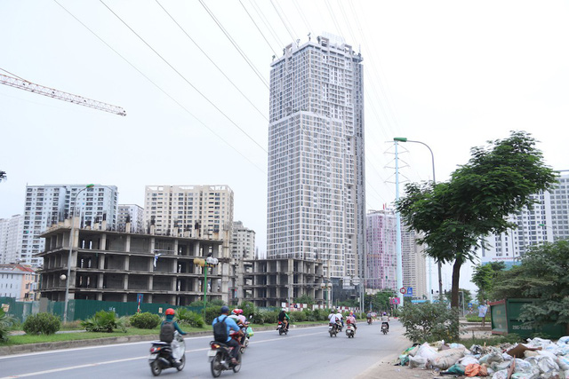 
Dự án Usilk City của chủ đầu tư Công ty CP Sông Đà Thăng Long có quy mô đặc biệt lớn với 13 tòa nhà cao tầng, tổng số căn hộ lên tới 2.700 căn. Nhưng trong suốt nhiều năm qua, dự án lại gần như đắp chiếu.
