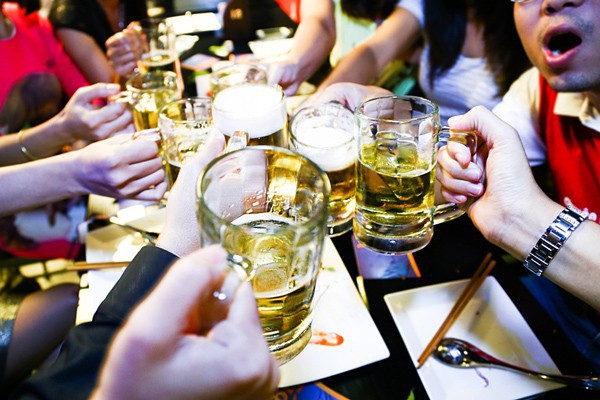Những tối hè oi nóng, nhiều quán bia không đủ bàn để cho khách ngồi.