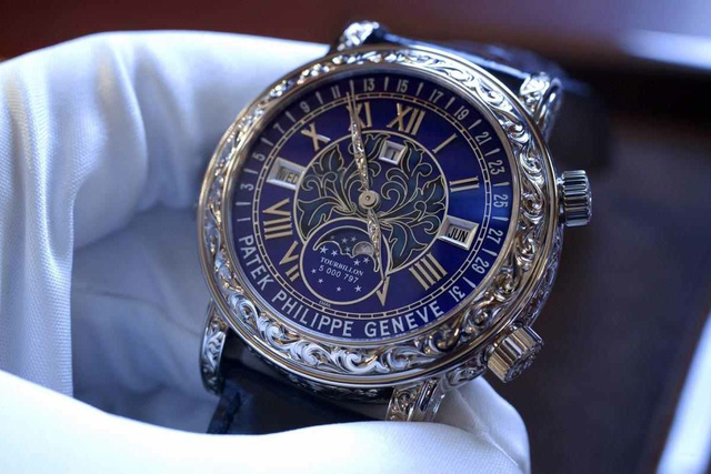 
Về chiếc Patek Philippe Sky Moon Tourbillon 6002G lừng danh mà Trịnh Xuân Thanh từng sở hữu, Larry Pettinelli - chủ tịch Patek Philippe nói: Cho dù bạn trả 6 triệu USD cho chiếc đồng hồ này, chúng tôi vẫn sẽ không bao giờ bán cho bạn trừ khi bạn đủ tiêu chuẩn (Ảnh minh họa)
