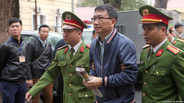 
Trịnh Xuân Thanh khi ra tòa đã không còn được đeo đồng hồ hàng triệu USD mà muôn người ao ước có nó, thay vào đó là chiếc còng số 8 nghiệt ngã (Ảnh Reuter)
