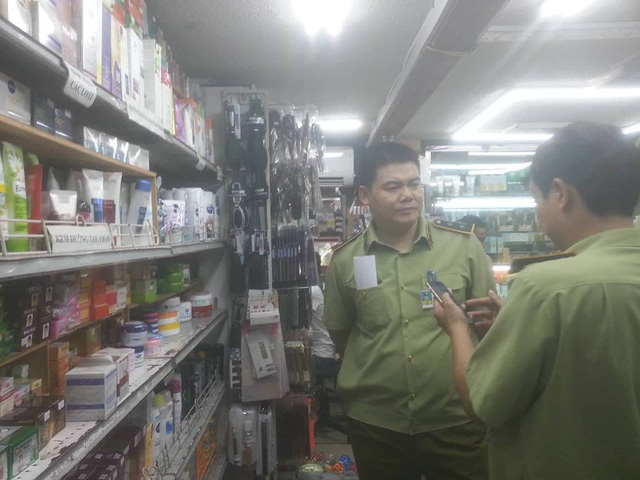 QLTT đang kiểm tra tại cơ sở bán mỹ phẩm tại quận Hoàn Kiếm