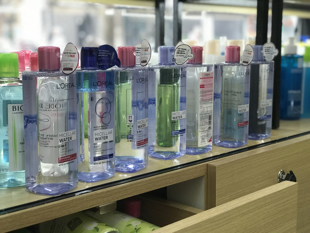 
8 chai nước tẩy trang nhãn L’oreal loại 400 ml/chai có dấu hiệu giả mạo nhãn hiệu hàng hóa đang được bảo hộ tại Việt Nam.
