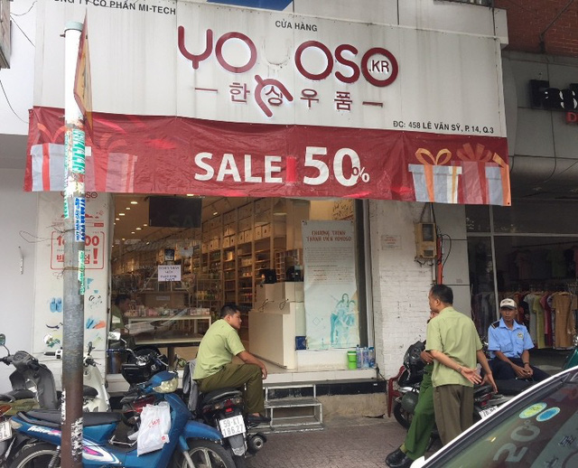 Cửa hàng Yoyoso trên đường Lê Văn Sỹ được thiết kế với bảng hiệu, băng rôn lớn có chữ Hàn Quốc. Quản lý thị trường phát hiện nhiều sản phẩm không ghi rõ nguồn gốc xuất xứ trên tem nhãn phụ.