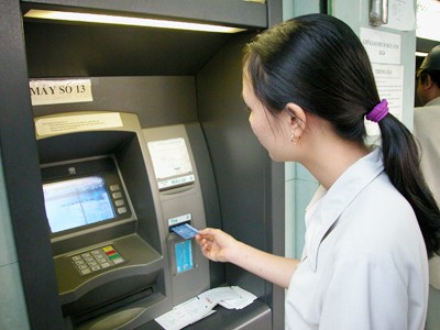 
Mức thu phí nội mạng ATM phổ biến là 1.100 đồng (ảnh minh họa).
