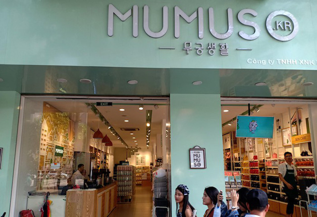 99,3% loại hàng hóa tại Mumuso Việt Nam được nhập khẩu từ Trung Quốc.