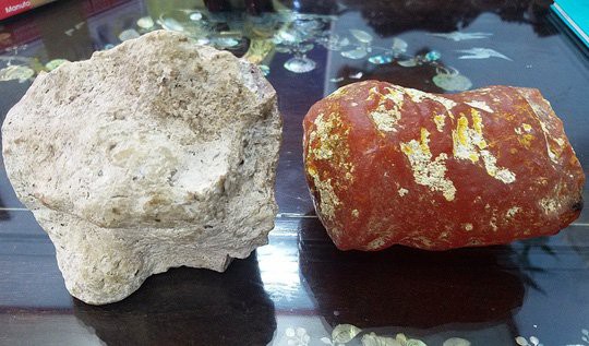 
Hai viên đá kì lạ, có mùi thơm như nước hoa. Viên đá màu đỏ hồng có mùi thơm nhẹ hơn viên màu xám.
