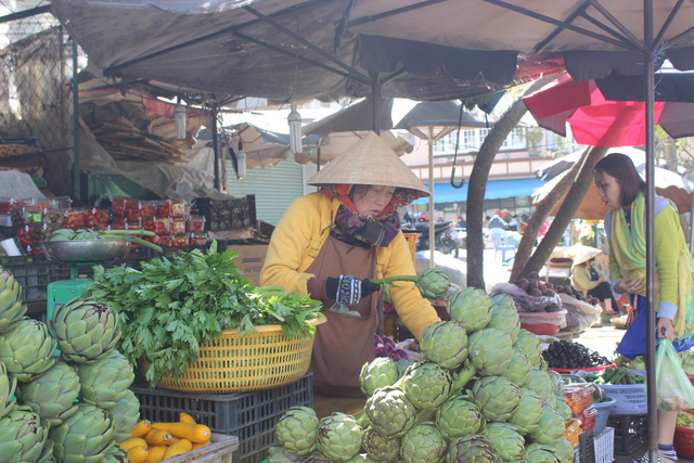 Tại chợ Đà Lạt một số loại rau tăng giá chóng mặt, bông atiso tươi hiện tại cũng tăng khoảng 40.000 đồng/kg
