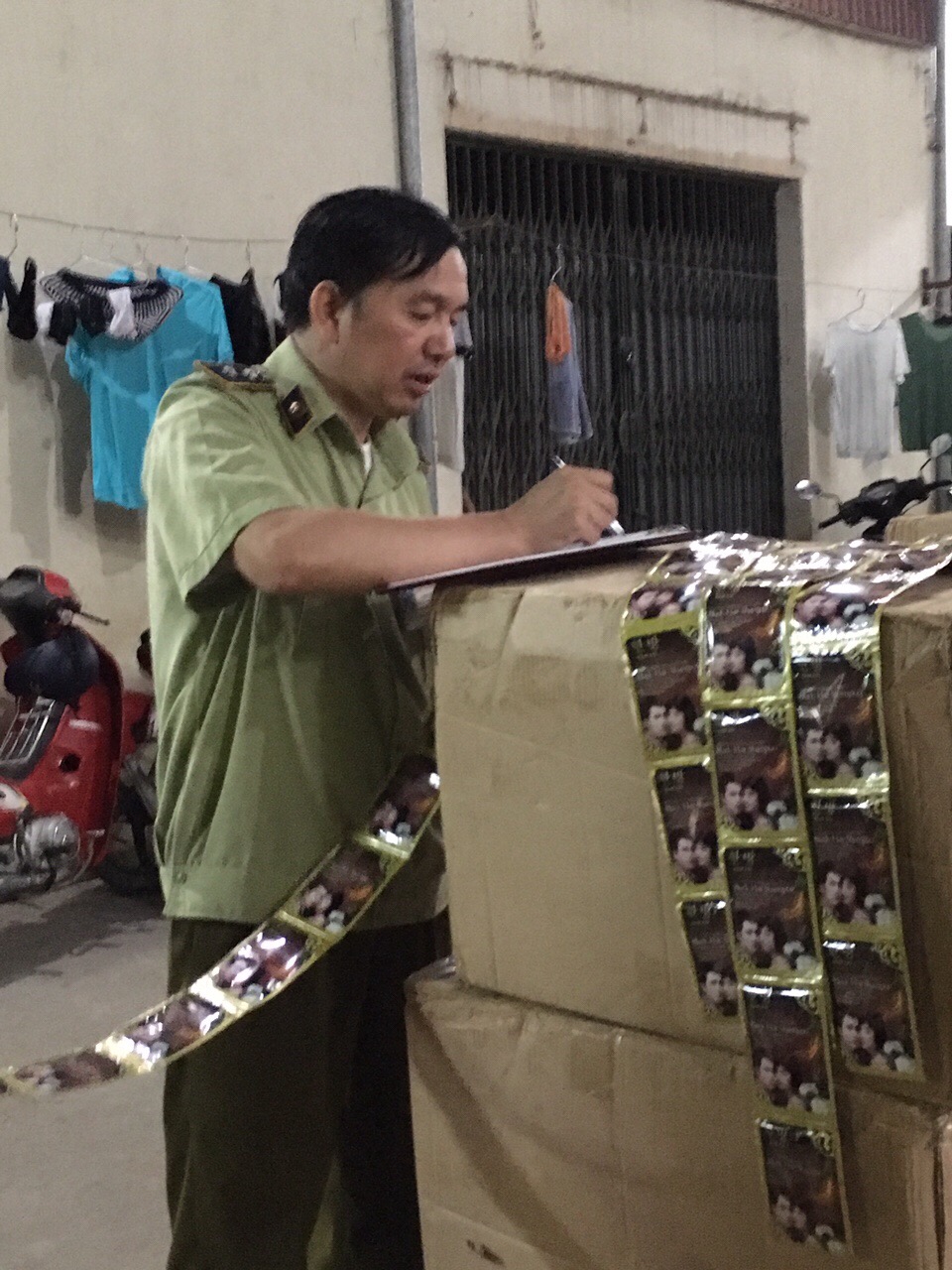 Bắt hơn 39.000 sản phẩm mỹ phẩm giả từ Trung Quốc về Việt Nam