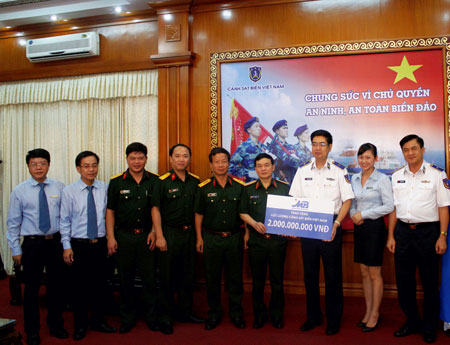 MB trao tặng 2 tỷ đồng cho lực lượng Cảnh sát biển Việt Nam