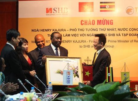 Phó Thủ tướng Thứ nhất Nước Cộng hòa Uganda thăm nhà băng Việt
