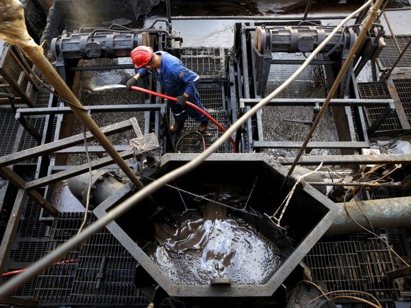 Chuyên gia Nga: Giá dầu có thể giảm xuống 25 USD mỗi thùng

