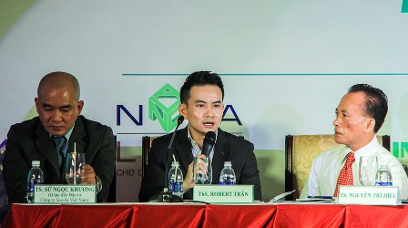 Ths Robert Trần (giữa) cho biết, người nước ngoài quen với mô hình mua sản phẩm bất động sản hoàn chỉnh