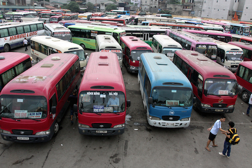 Doanh nghiệp vận tải Hà Nội cho rằng cơ quan chức năng ép giảm giá cước là phi kinh tế thị trường, gây bức xúc.