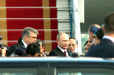 7h30 phút sáng ngày 12/11, chuyên cơ chở Tổng thông Nga Putin đáp xuống sân bay Nội Bài (Hà Nội)