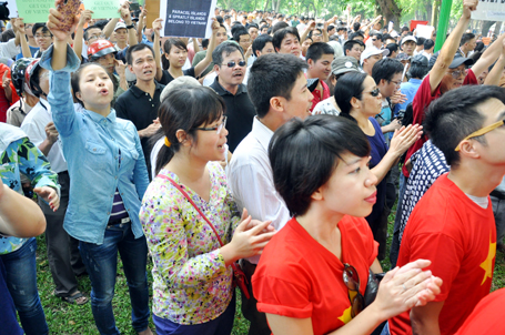 Dòng người kéo đến khu vực trước Đại sứ quán Trung Quốc ngày càng đông