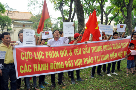 Băng rôn, khẩu hiệu phản đối và yêu cầu Trung Quốc dừng ngay các hành động phi pháp