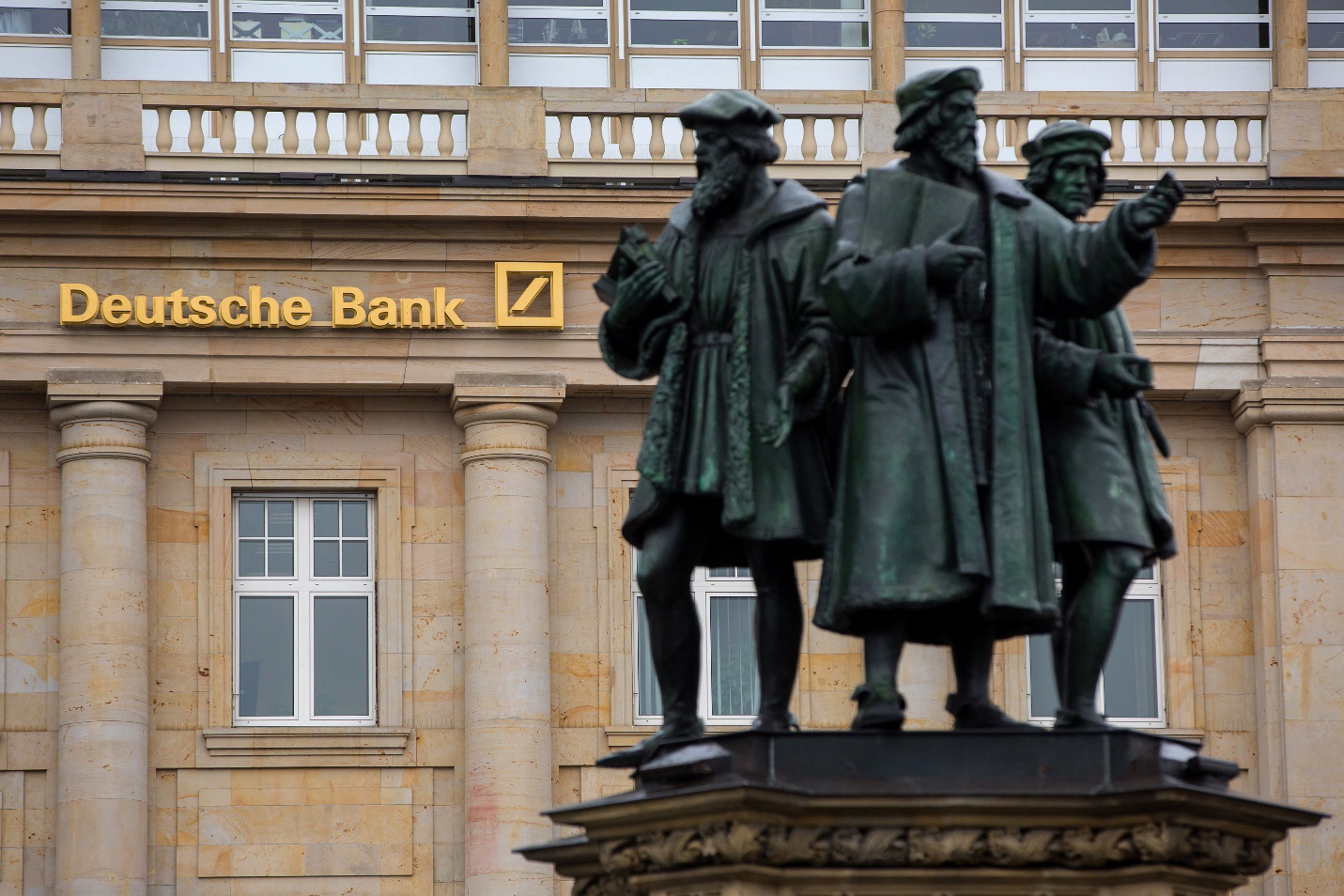 Mệt mỏi với Tổng thống Trump, Ngân hàng Đức muốn cắt đứt quan hệ