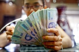 Tiền “rẻ” chưa từng có, dân Việt đổ xô đầu tư chứng khoán