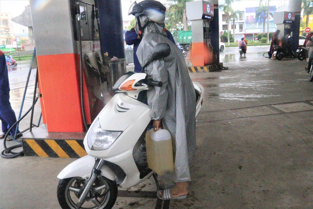 Sợ mất điện do “siêu bão”, người dân Đà Nẵng đổ xô mua xăng dầu dự trữ - 2