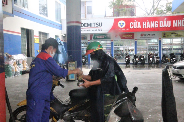 Sợ mất điện do “siêu bão”, người dân Đà Nẵng đổ xô mua xăng dầu dự trữ - 3