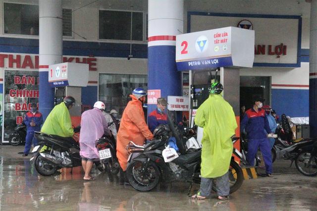 Sợ mất điện do “siêu bão”, người dân Đà Nẵng đổ xô mua xăng dầu dự trữ - 5