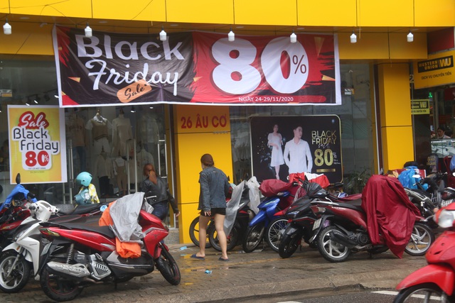 Đà Nẵng: Shop bung giá sập sàn, khách giảm nhiệt thờ ơ với Black Friday - 1