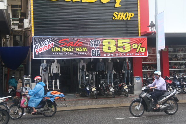 Đà Nẵng: Shop bung giá sập sàn, khách giảm nhiệt thờ ơ với Black Friday - 2