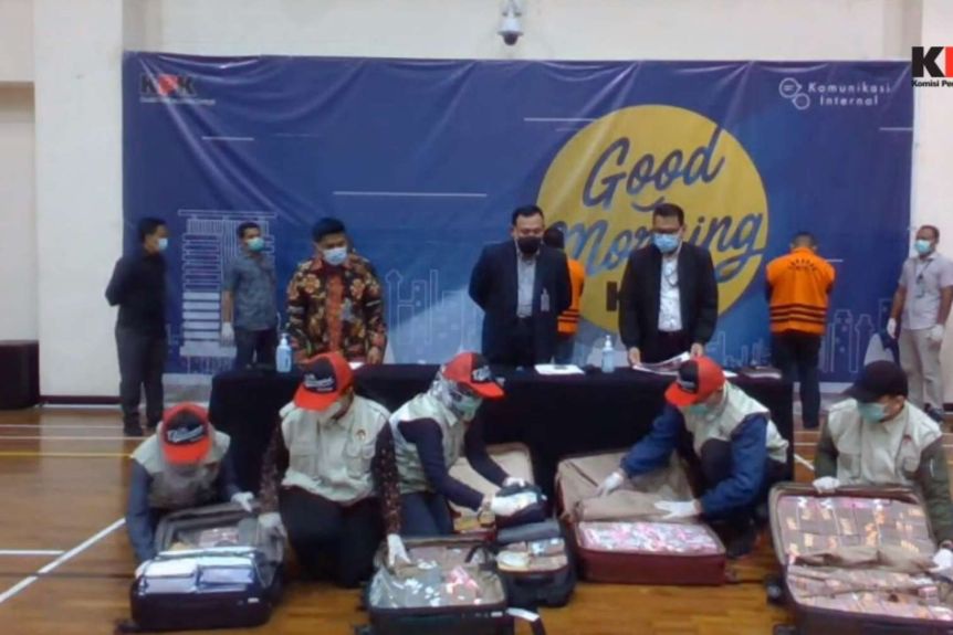 Bộ trưởng Indonesia bị bắt cùng 7 va li tiền tham ô cứu trợ Covid-19