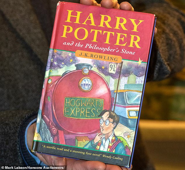 Cuốn Harry Potter bị lãng quên trong nhà kho bất ngờ có giá hơn 1,5 tỷ đồng - 1