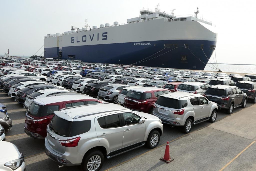 Ô tô nhập khẩu giảm trong tháng 11, riêng xe Trung Quốc về Việt Nam tăng