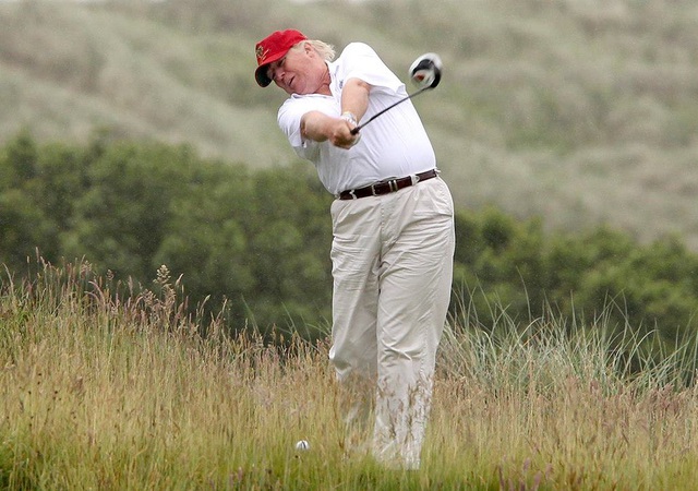 Ông Trump đi chơi golf sau tuyên bố làm việc không mệt mỏi - 1