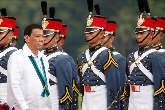Cận vệ ông Duterte tiêm vắc xin Trung Quốc chưa được Philippines cấp phép - 1