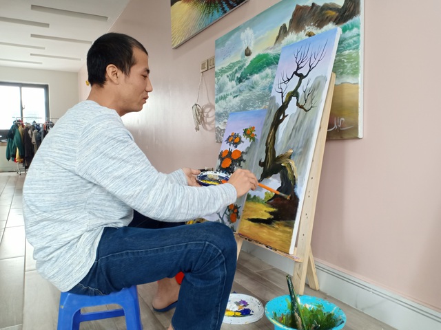 Hà Nội: Thợ vẽ tranh kiếm tiền triệu dịp cận Tết - 1