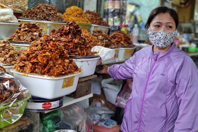 Thị trường Tết Đà Nẵng: Hàng hóa giảm mạnh, chợ vắng khách - 1