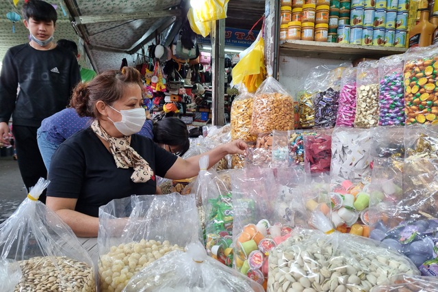 Thị trường Tết Đà Nẵng: Hàng hóa giảm mạnh, chợ vắng khách - 3