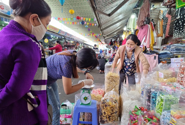 Thị trường Tết Đà Nẵng: Hàng hóa giảm mạnh, chợ vắng khách - 4