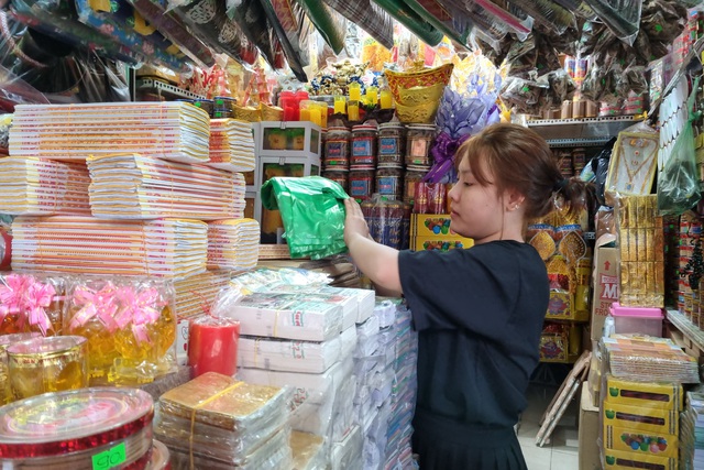 Thị trường Tết Đà Nẵng: Hàng hóa giảm mạnh, chợ vắng khách - 5