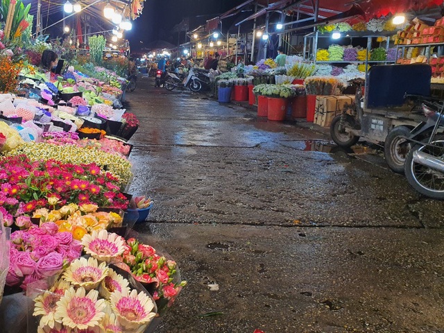 Hà Nội: Hoa đào bung nụ, tiểu thương bán hoa muốn đánh nhanh rút gọn  - 1