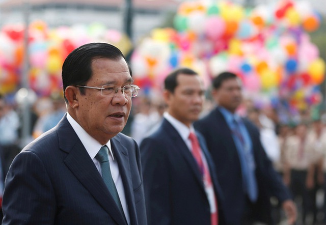 Campuchia nhận 600.000 liều vắc xin Trung Quốc, ông Hun Sen tiêm đầu tiên - 1