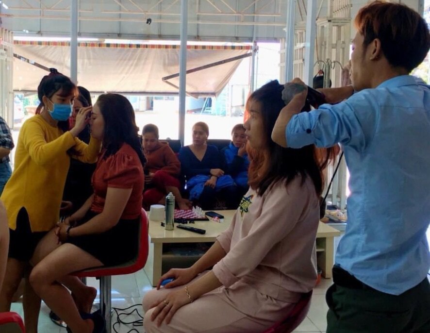 Gia Lai: Khách xếp hàng dài chờ làm tóc, chủ tiệm 