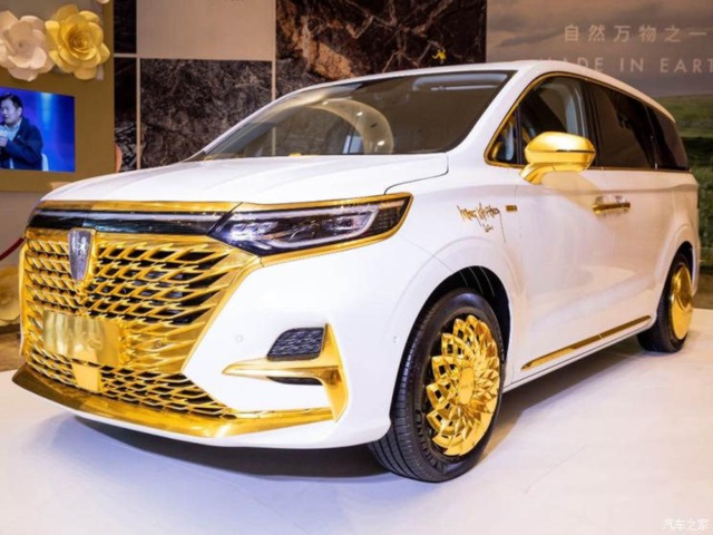 Hãng ô tô Trung Quốc gây chú ý bằng chiếc xe mạ vàng chói lóa - 1