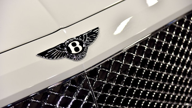 Bất chấp đại dịch, nhà giàu vẫn ùn ùn mua xe Bentley - 1