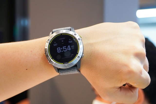 Smartwatch pin 65 ngày, giá 20 triệu đồng về Việt Nam - 2