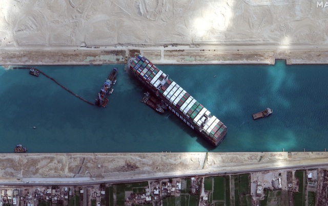 Số phận 3,5 tỷ USD hàng hóa trên siêu tàu bị bắt giữ vì bít kênh đào Suez - 1