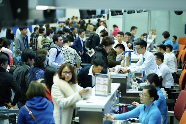 Hàng nghìn khách chưa khai báo y tế khi vào cửa an ninh ở sân bay Nội Bài