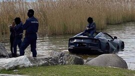 Không cài phanh tay, siêu xe Ferrari trị giá 400.000 USD lao xuống hồ