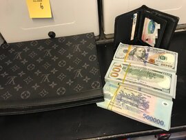 Khách đi máy bay bỏ quên chiếc ví hàng hiệu chứa rất nhiều tiền USD