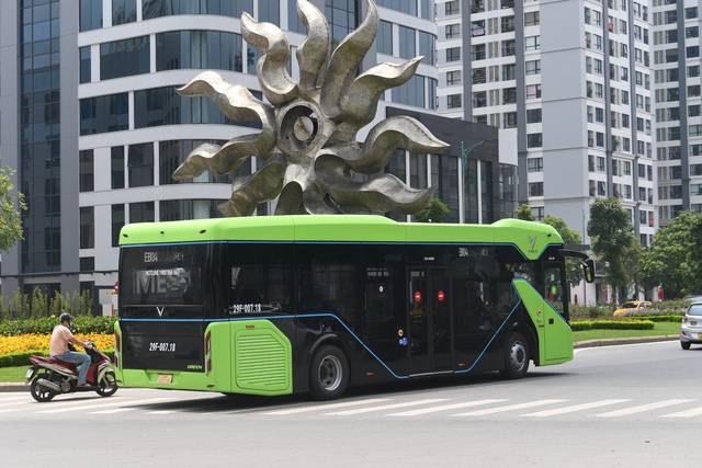 Xe buýt điện VinBus chạy thử nghiệm trên phố Hà Nội, bắt đầu với 3 tuyến - 2