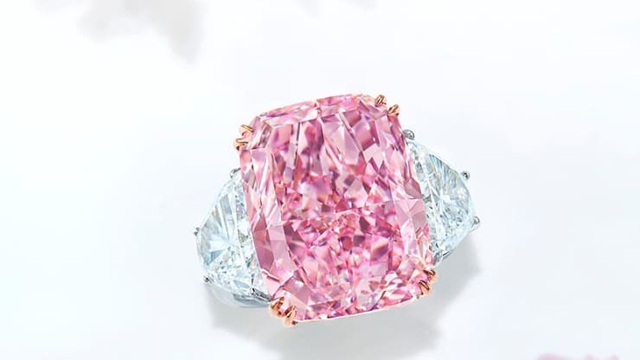 Viên kim cương hồng tím siêu hiếm đã được bán với giá 29,3 triệu USD - 1